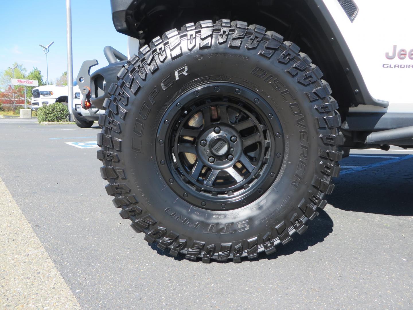 2021 White /Black Jeep Gladiator Mojave (1C6JJTEG5ML) with an 3.6L V6 DOHC 24V engine, automatic transmission, located at 2630 Grass Valley Highway, Auburn, CA, 95603, (530) 508-5100, 38.937893, -121.095482 - Mojave Edition Gladiator with 17" KMC wheels, 37" Cooper STT Pro tires, front bumper, Badlands winch, removable front license plate, and rock sliders. - Photo#8